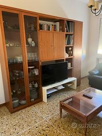 Libreria e tavolino salotto