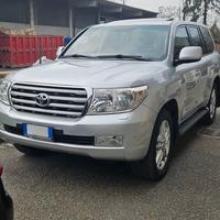 toyota land cruiser 200 V8