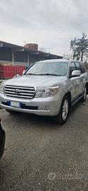 toyota land cruiser 200 V8