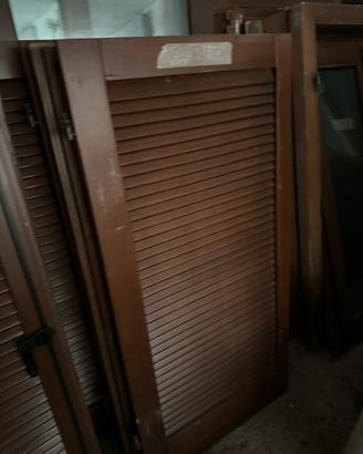 Ante in legno e finestre e porte