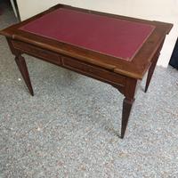 Scrivania in legno di noce