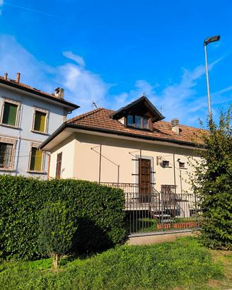 Bilocale arredato  con giardinetto e box