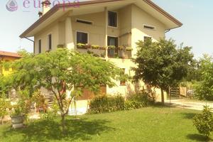 Casa singola con terreno edificabile pertinenziale