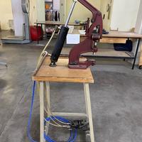 Torchio per borchie a pedale