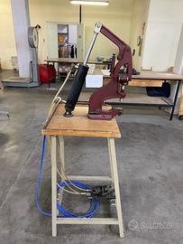 Torchio per borchie a pedale