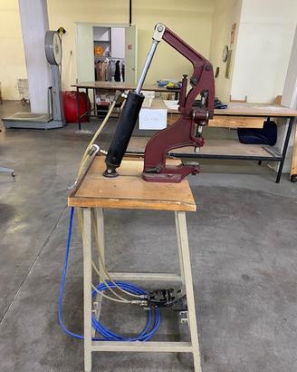 Torchio per borchie a pedale