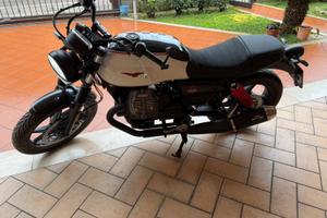 Moto Guzzi V7 Stone Ten