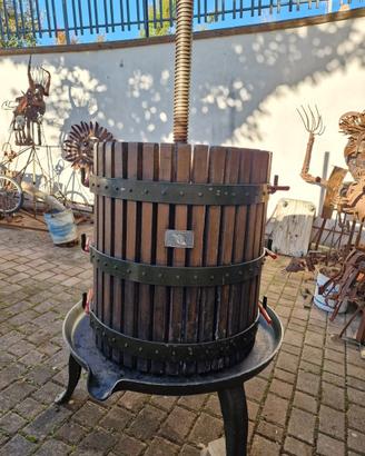 Torchio e pigiaderaspatrice per vino