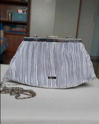 Pochette argento Segue..  Elegante con chiusura a
