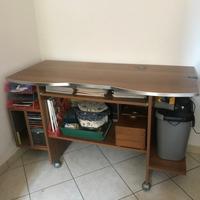 Scrivania in legno con ruote