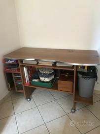 Scrivania in legno con ruote
