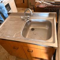 Lavello in acciaio con sgocciolatoio