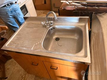 Lavello in acciaio con sgocciolatoio