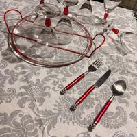 Set di bicchieri e posate color rosso natalizio