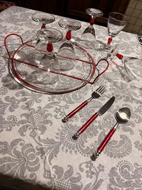 Set di bicchieri e posate color rosso natalizio