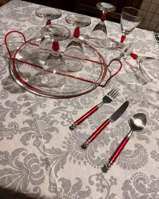 Set di bicchieri e posate color rosso natalizio