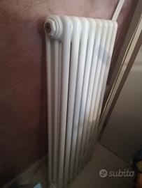 Termosifone bianco tenuto bene 