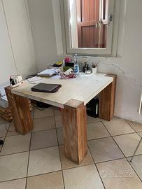 Tavolo moderno in legno.