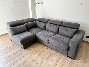 Divano grigio con chaise longue e letto estraibile