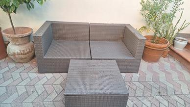 divano in rattan più pouf 