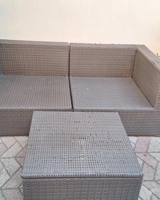 divano in rattan più pouf 