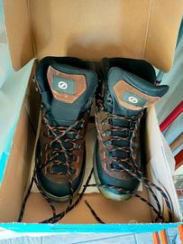 Scarponi da trekking marca Scarpa