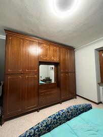 Armadio in legno antico