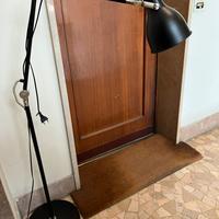 Lampada in metallo nera da terra