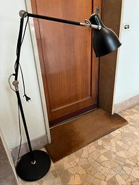 Lampada in metallo nera da terra