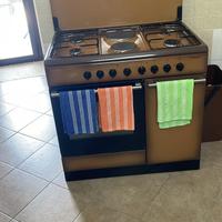 Cucina 4 fuochi gas e due piastre elettriche