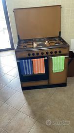 Cucina 4 fuochi gas e due piastre elettriche