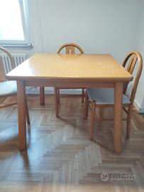 Tavolo quadrato allungabile con sedie coordinate