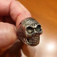 Anello in acciaio inox raffigurante un teschio