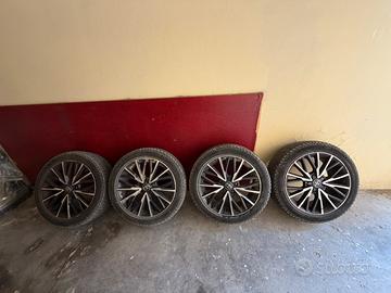 Cerchi lega Yaris Cross con Gomme Pirelli
