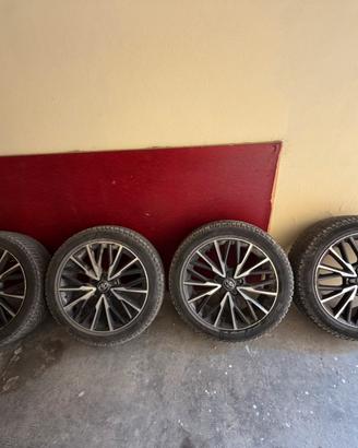 Cerchi lega Yaris Cross con Gomme Pirelli