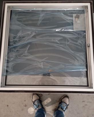 Finestra in alluminio 50x50 con chiave