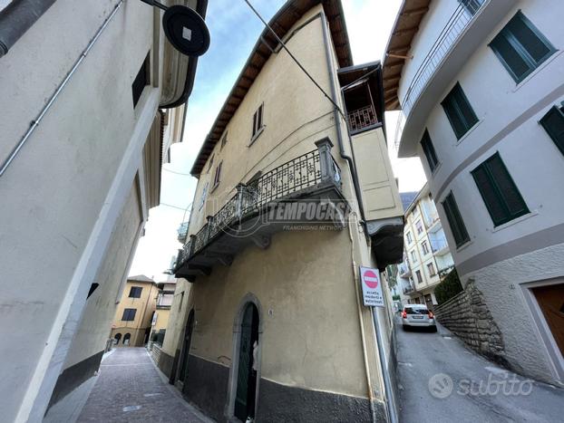 PALAZZINA CON TRE APPARTAMENTI IN ZONA CENTRALE