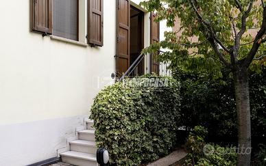 APPARTAMENTO SU DUE LIVELLI CON GIARDINO E AMPIO G