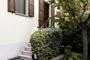 APPARTAMENTO SU DUE LIVELLI CON GIARDINO E AMPIO G
