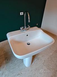 Lavabo Ideal Standard con rubinetteria cromata