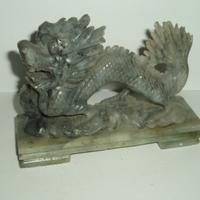 Antica statua di giada drago che stringe una perla