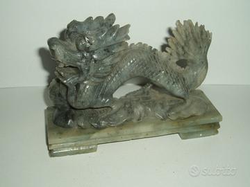 Antica statua di giada drago che stringe una perla