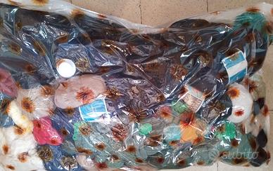 Gomitoli e matasse di lana vari colori