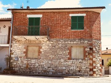 Casa indipendente in pietra e mattoni con terreno