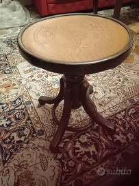 sgabello antico con rotelle