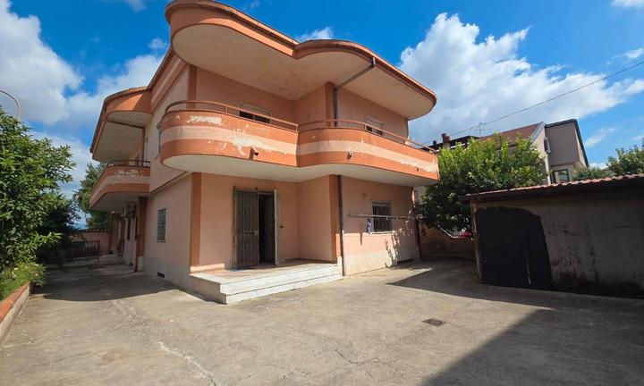 Villa bifamiliare di 280 mq con cortile di 170 mq