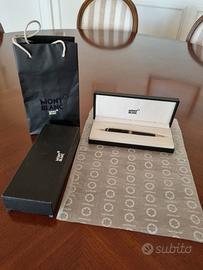 Penna Montblanc con cartaregalo, busta e scatola