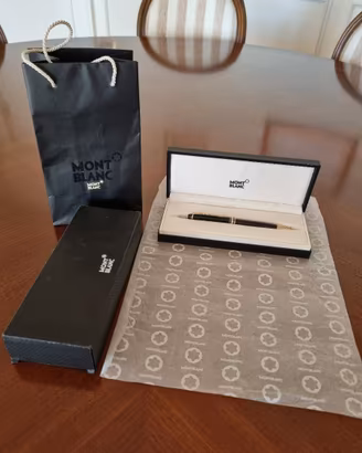 Penna Montblanc con cartaregalo, busta e scatola