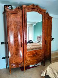 Armadio antico in legno con grande specchio 