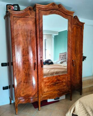 Armadio antico in legno con grande specchio 